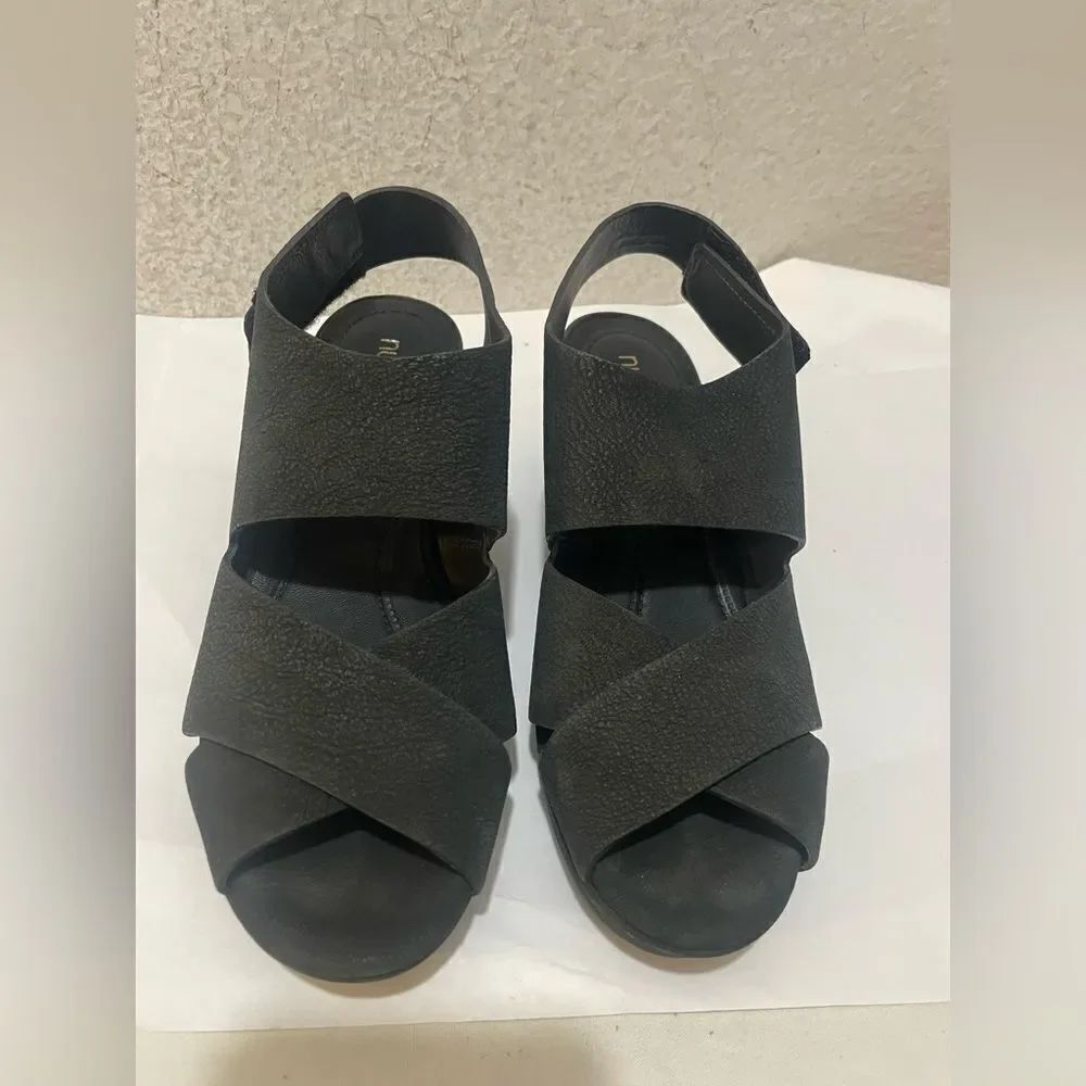 nurture sairyn sandals Size 6M
